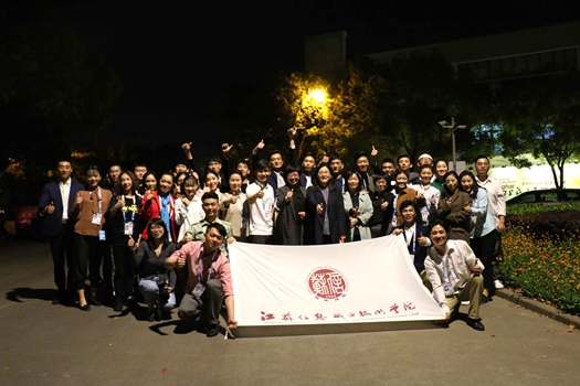 魏萍院长合影.jpg